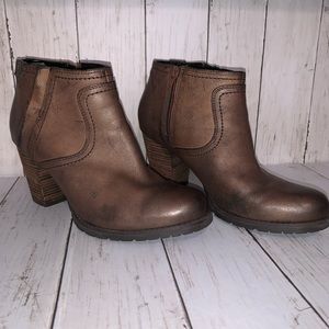 Clark’s artisan low boots brown 9 M ankle